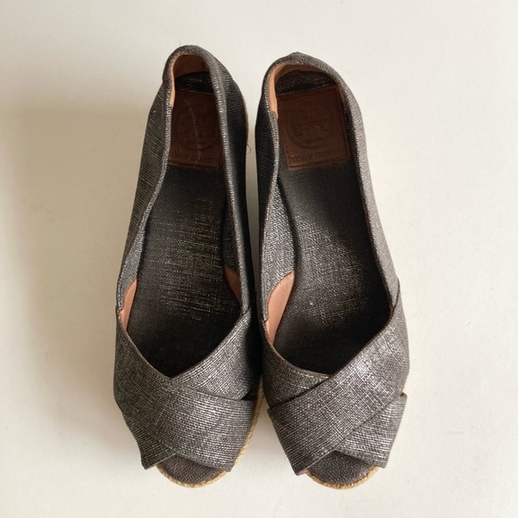 Tory Burch Grey Silver Fabric Espadrille Heeled Wedges size 8 - Picture 7 of 14